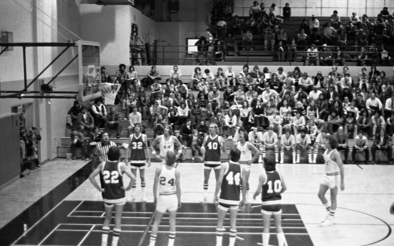 1977 Basketball Action 12