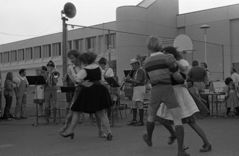 1977 Octoberfest, Folk Dancing 01