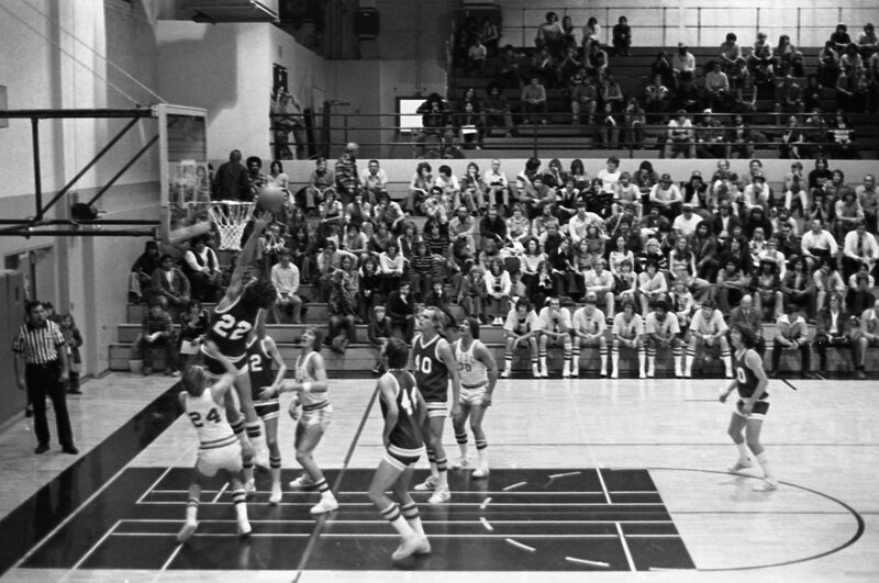 1977 Basketball Action 13