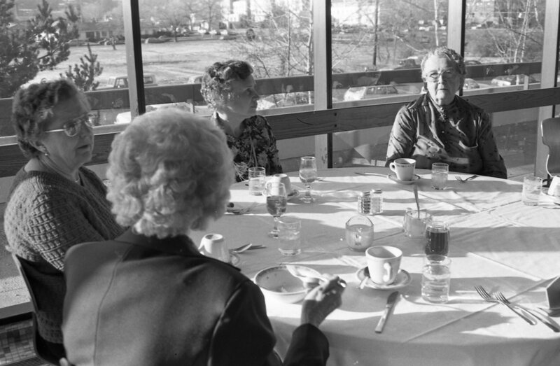 1984 Students Serve Thanksgiving Dinner for Senior Citizens 12