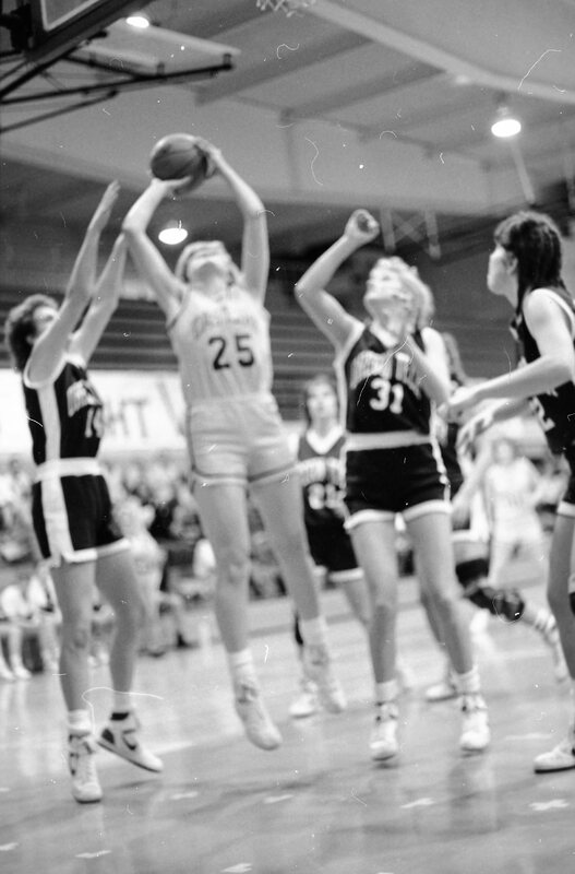 1988 Women's Basketball Action, Oregon Tech at EOSC 18