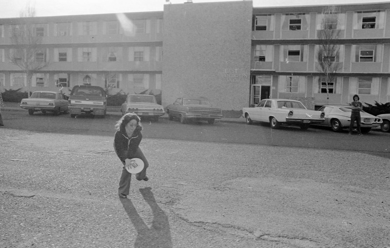 1974 Students, Frisbee 03