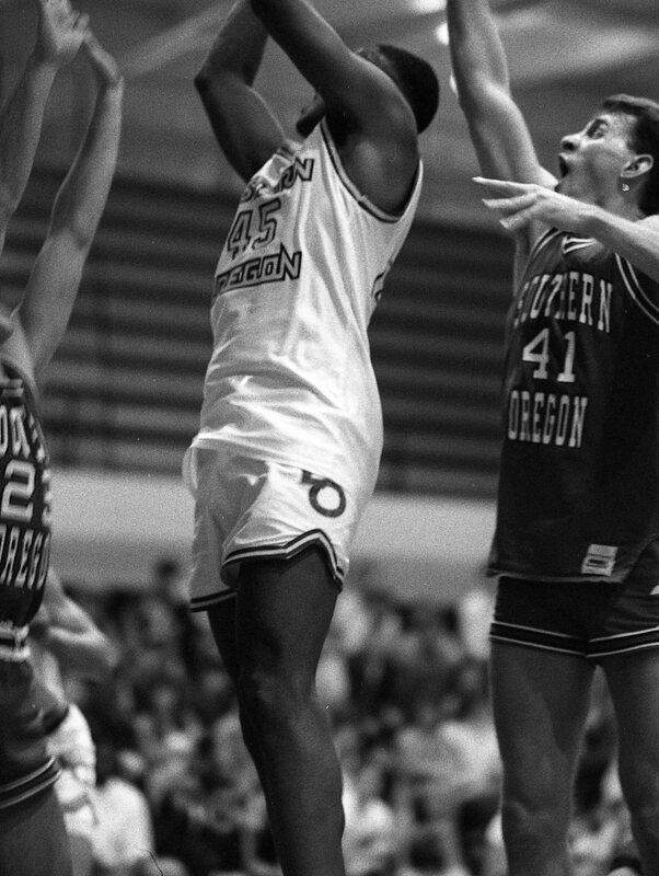 1991 Men's Basketball Action, Southern Oregon at EOSC 14