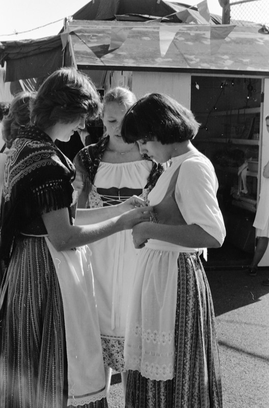1981 Octoberfest, Folk Dancers 02