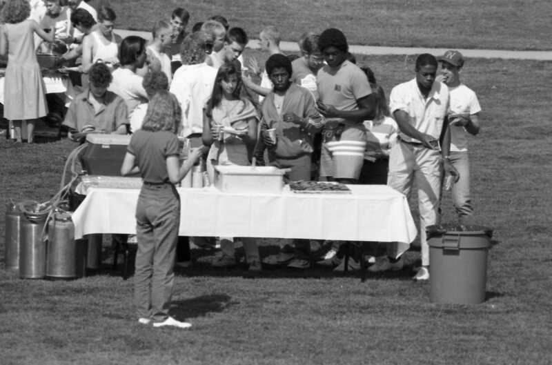 1987 New Student Days, BBQ 21