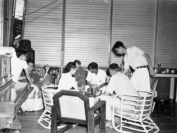 Manila, Filipino Hosts 7