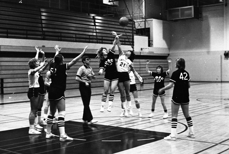 1982 Women's Basketball, EOSC vs. Southern Oregon State College, Action 08