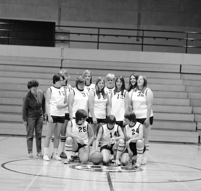 1974 Women's Basketball Team 03
