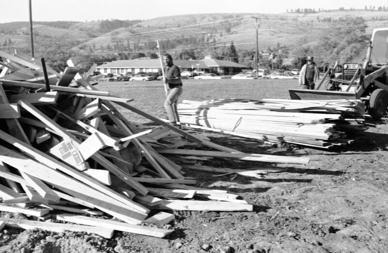 1987 Homecoming Bonfire Set-up 03