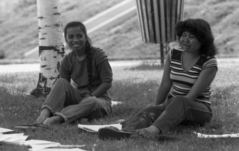1984 Students, Outdoors, Enjoying Sunshine 04