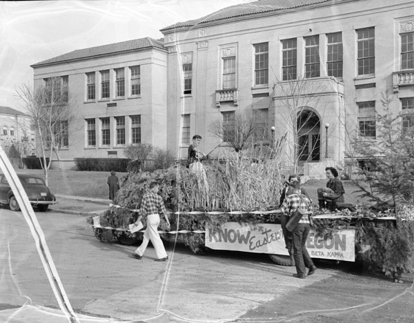 1949 Parade, East OR Float 1-2