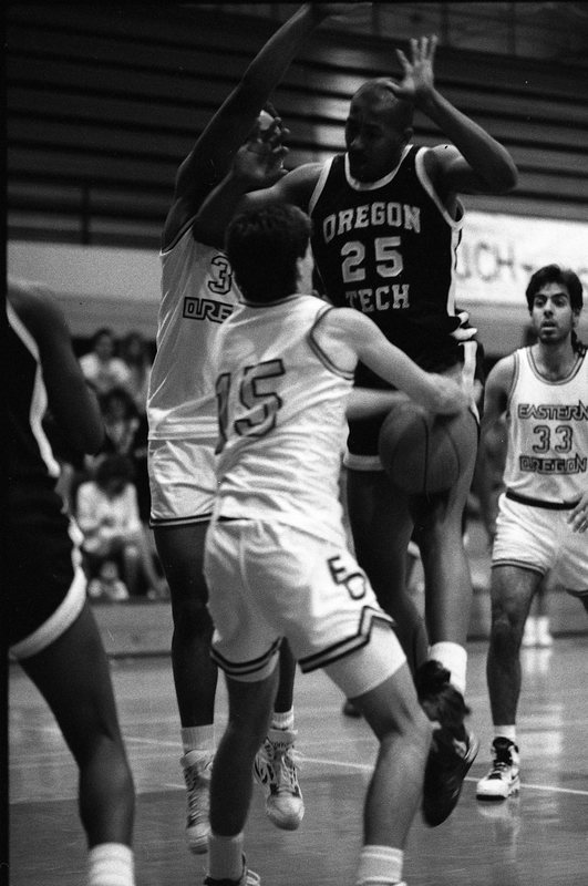 1991 Men's Basketball Action, Oregon Tech at EOSC 01