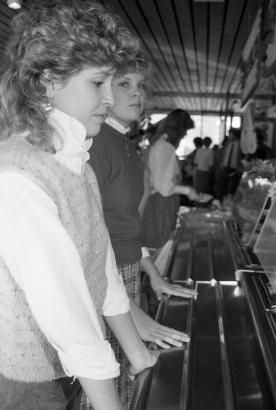 1984 Students Serve Thanksgiving Dinner for Senior Citizens 17