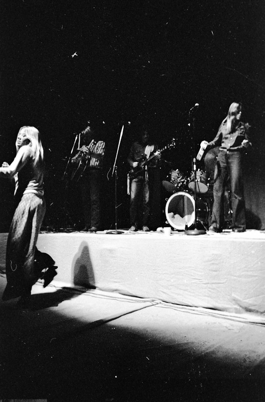 1974 Concert, Band &amp; Dancer 02