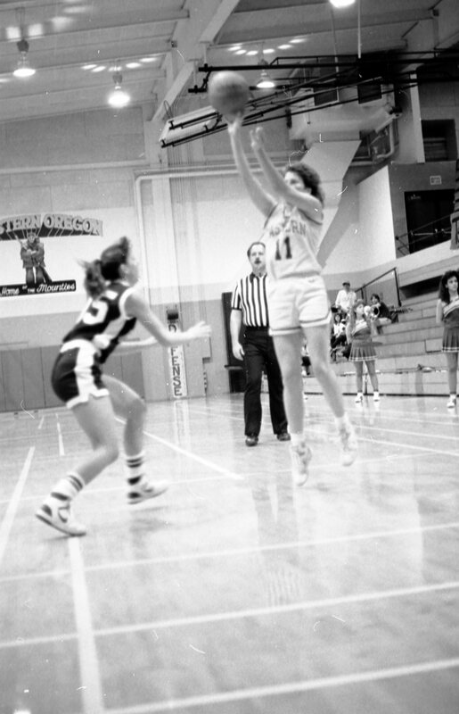 1988 Women's Basketball Action, Oregon Tech at EOSC 04