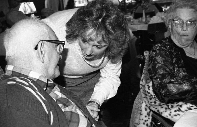 1985 Students Serve Elderly 11