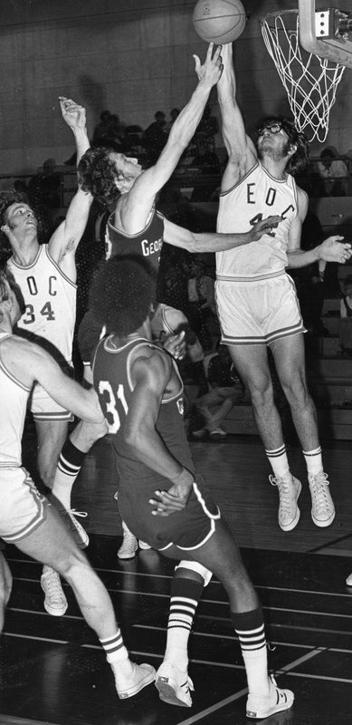 1972 Basketball Action 2