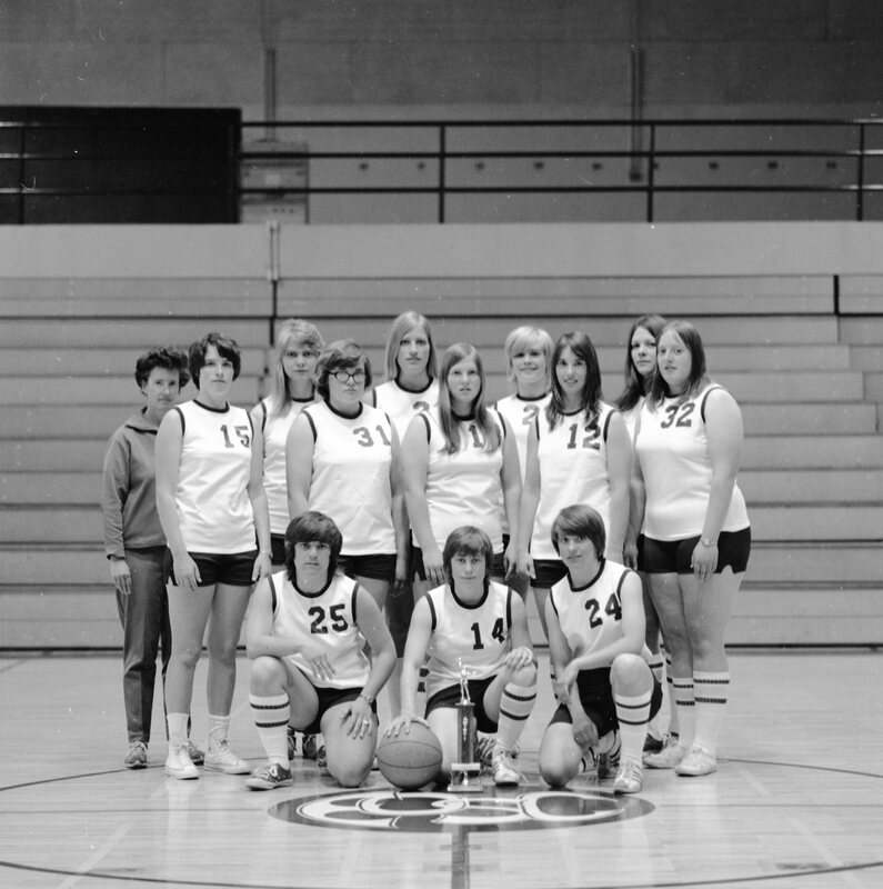 1974 Women's Basketball Team 04