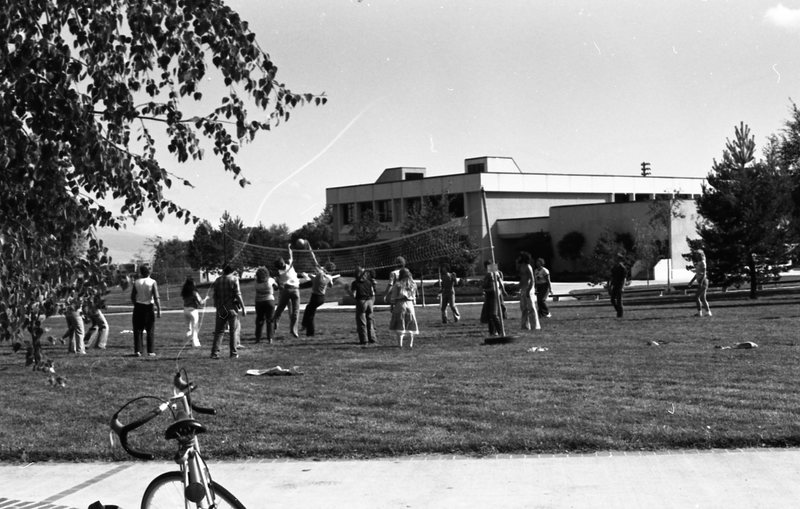 1980 New Student Week, Volleyball 03