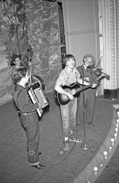 Elgin, Travelling Entertainers 2