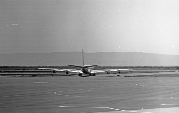 California Airport, 707 2
