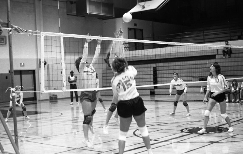 1983 Volleyball, EOSC vs. Lewis &amp; Clark, Action 09
