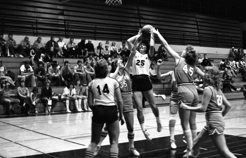 1982 Women's Basketball, EOSC vs. Lewis &amp; Clark, Action 12