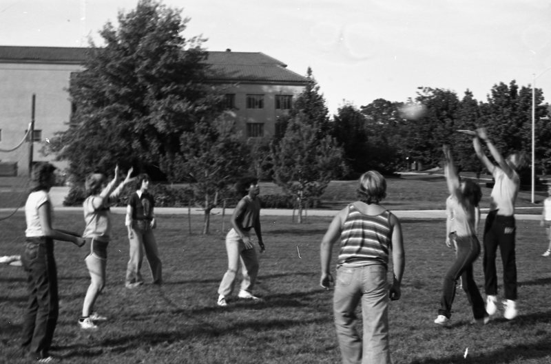1981 Volleyball, New Students 02