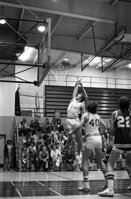 1977 Basketball Action 02