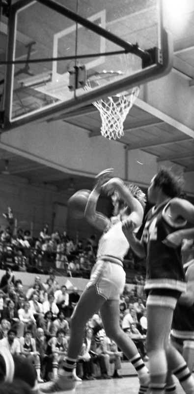 1977 Basketball Action 10