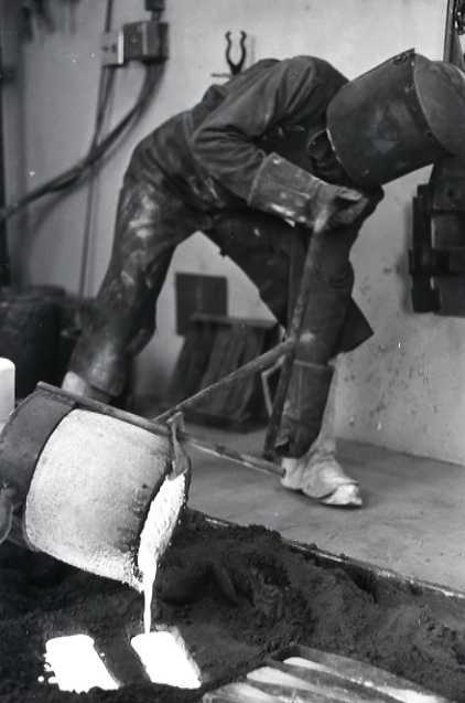 1977 Sculpture Class, Casting 01
