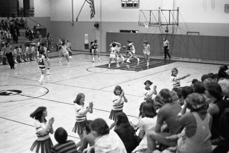 1977 Cheerleaders 25