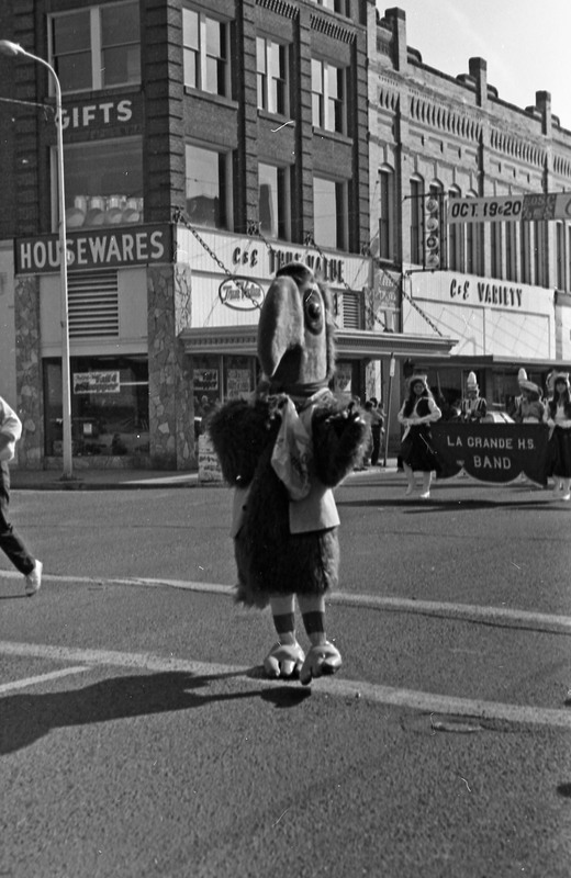 1984 Homecoming and October Folk Festival Parade 05