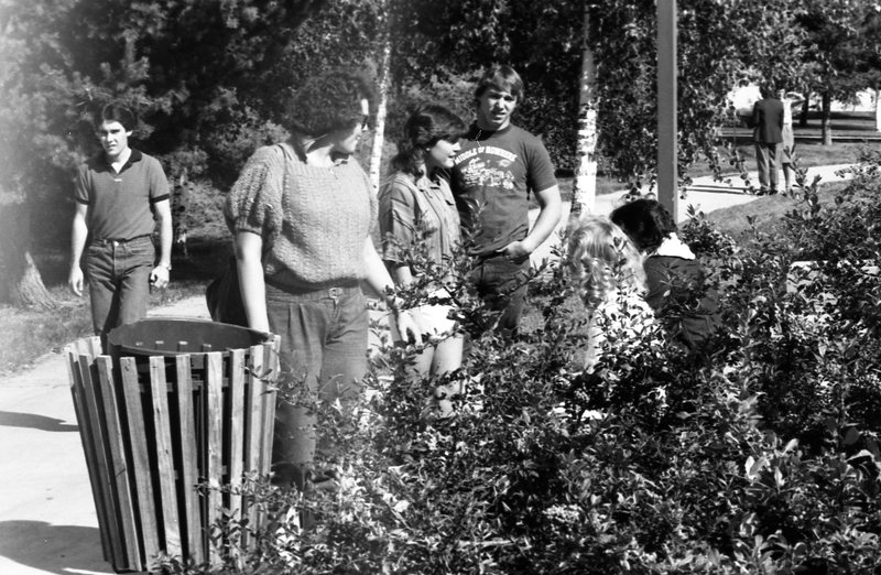 1985 Students, September Outdoor Candid Shots 03