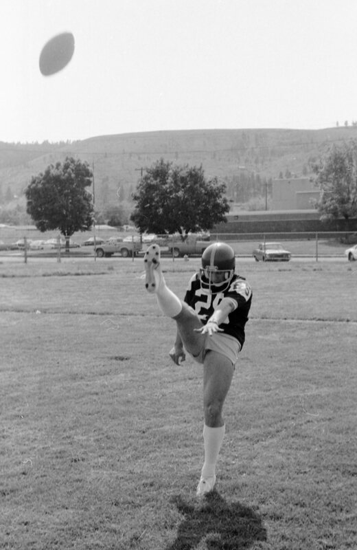 1975 Football Player 02