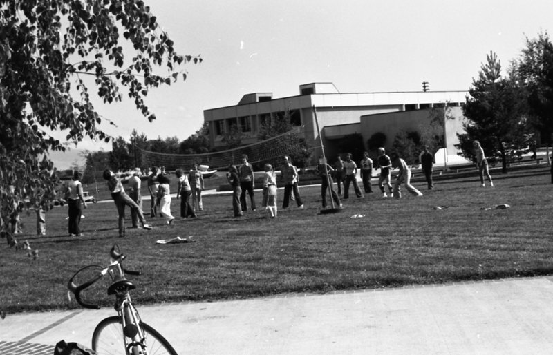 1980 New Student Week, Volleyball 02