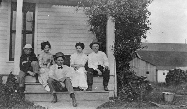 Reuter Group-E, Porch