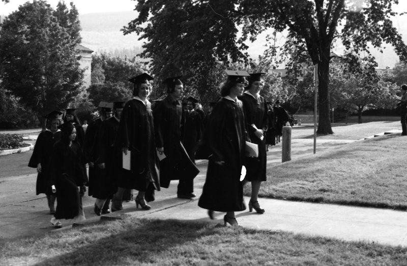 1980 Graduation, Graduates Walk 02