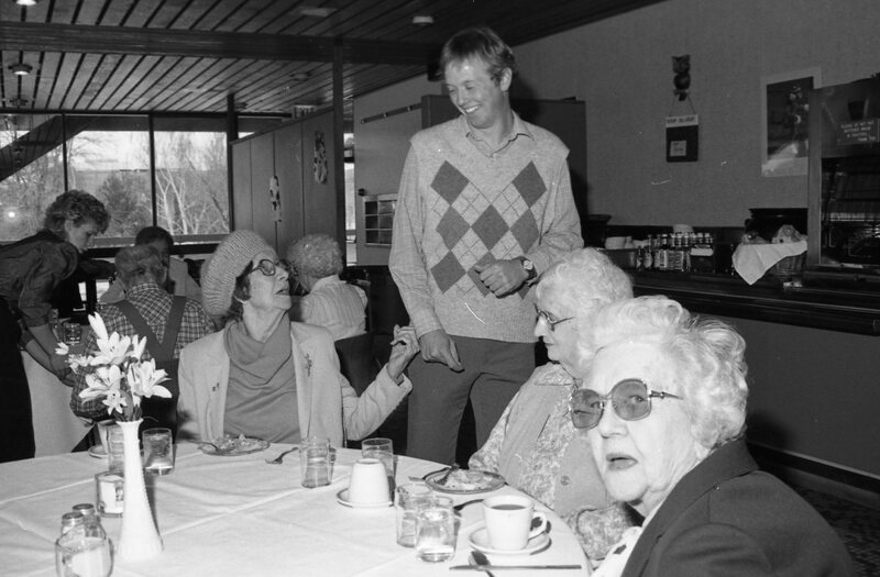 1985 Students Serve Elderly 08