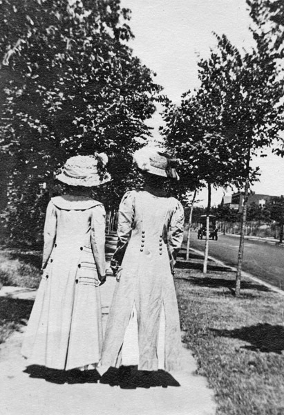 Reuter, Women in Hats 1