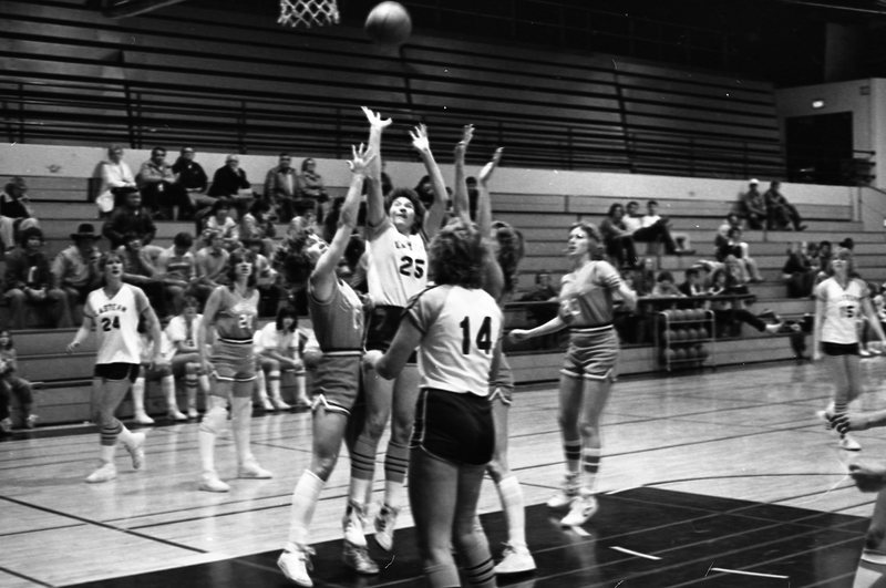 1982 Women's Basketball, EOSC vs. Lewis &amp; Clark, Action 16