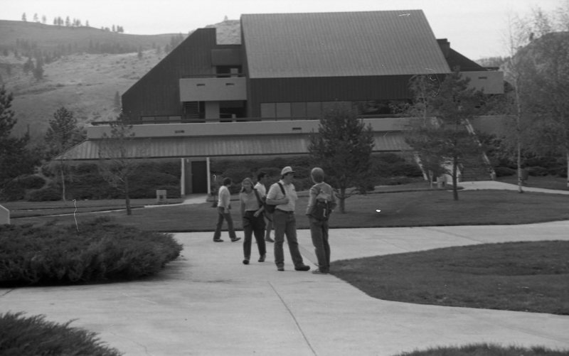 1985 Students, April Outdoor Candid Shots 09