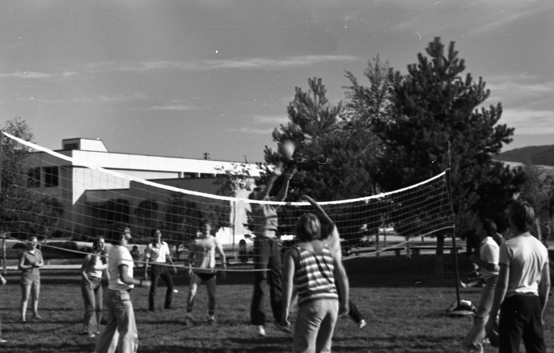 1981 Volleyball, New Students 08