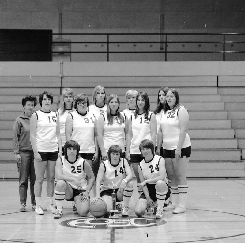 1974 Women's Basketball Team 01