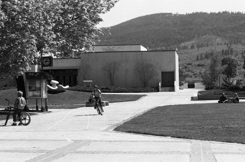 1985 Students, May Outdoor Candid Shots 22