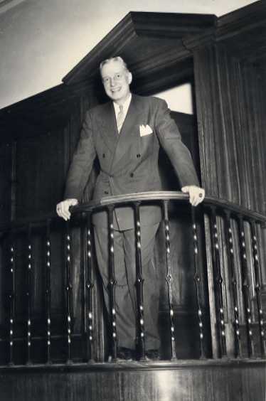 40's Employee, Roben Maaske 1