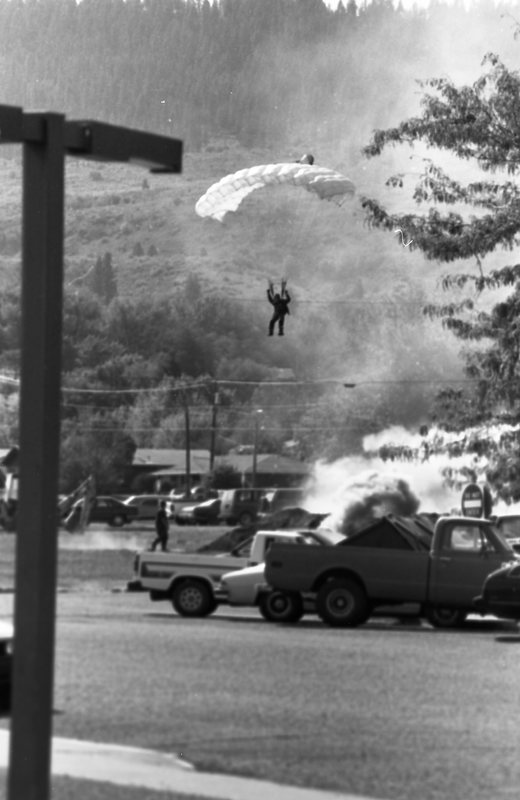 1987 New Student Days, Parachutist 01
