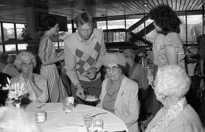 1985 Students Serve Elderly 09