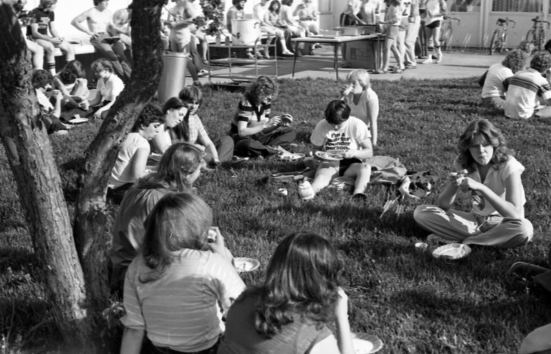 1982 Students, BBQ 03