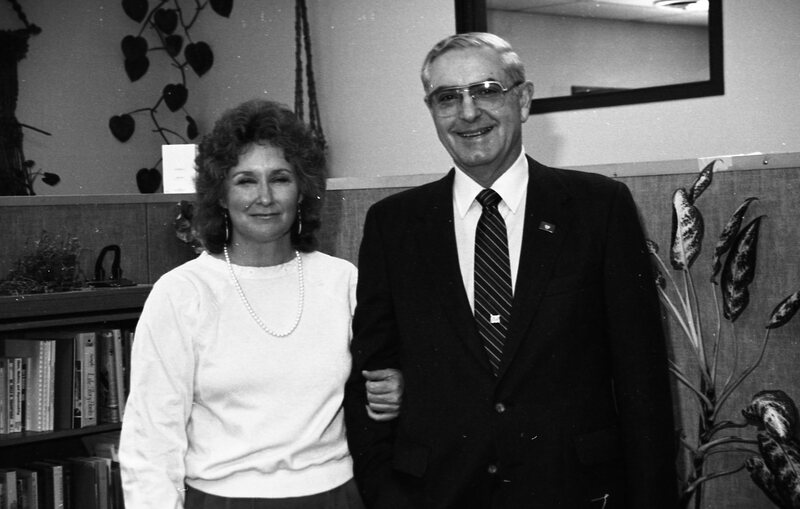 1986 Governor Governor Vic Atiyeh Honors Employee 04